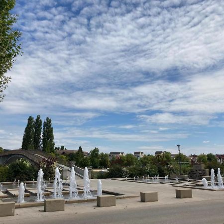 Et Au Pied Coule Une Riviere, Situation Et Vue Ideales Auxerre Exterior foto