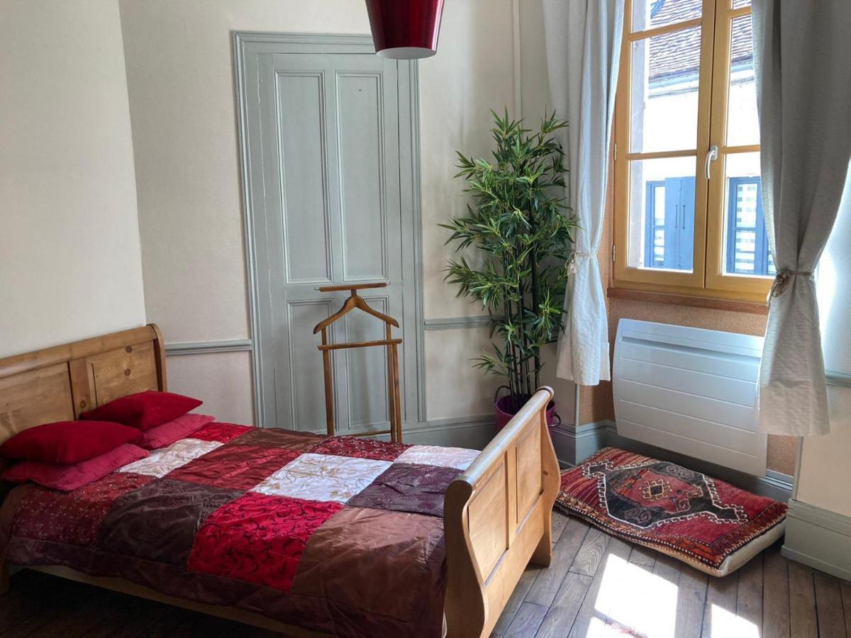 Et Au Pied Coule Une Riviere, Situation Et Vue Ideales Auxerre Exterior foto
