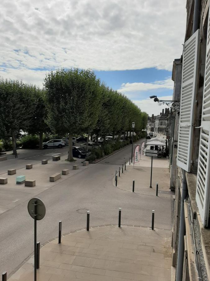 Et Au Pied Coule Une Riviere, Situation Et Vue Ideales Auxerre Exterior foto